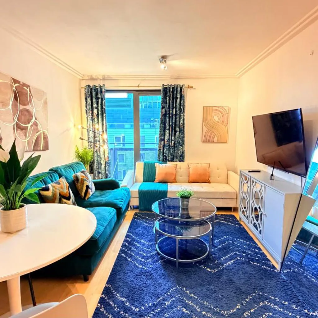 Photograph of Two bed 2 bath opp tube station zone 2