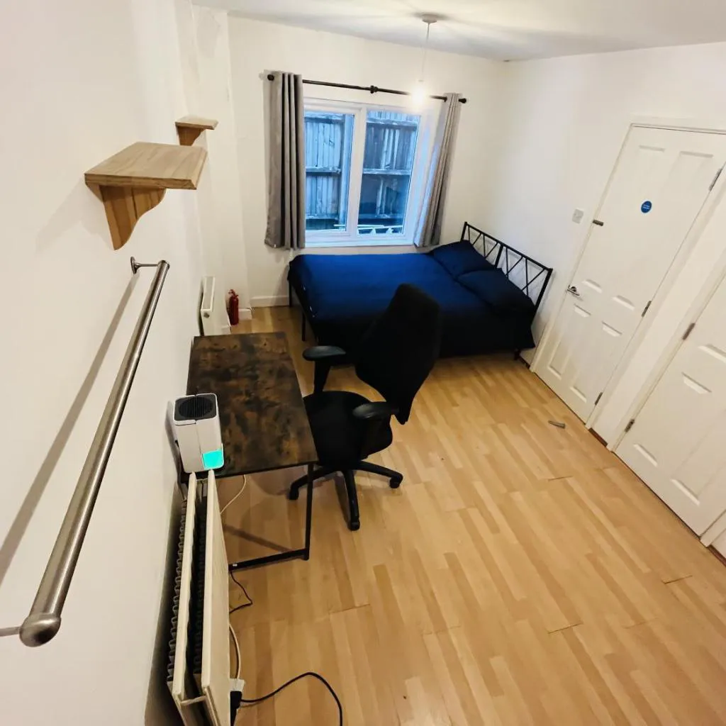 Photograph of Spacious Double Beds in East Acton, Fast Transport Links into City & Airport