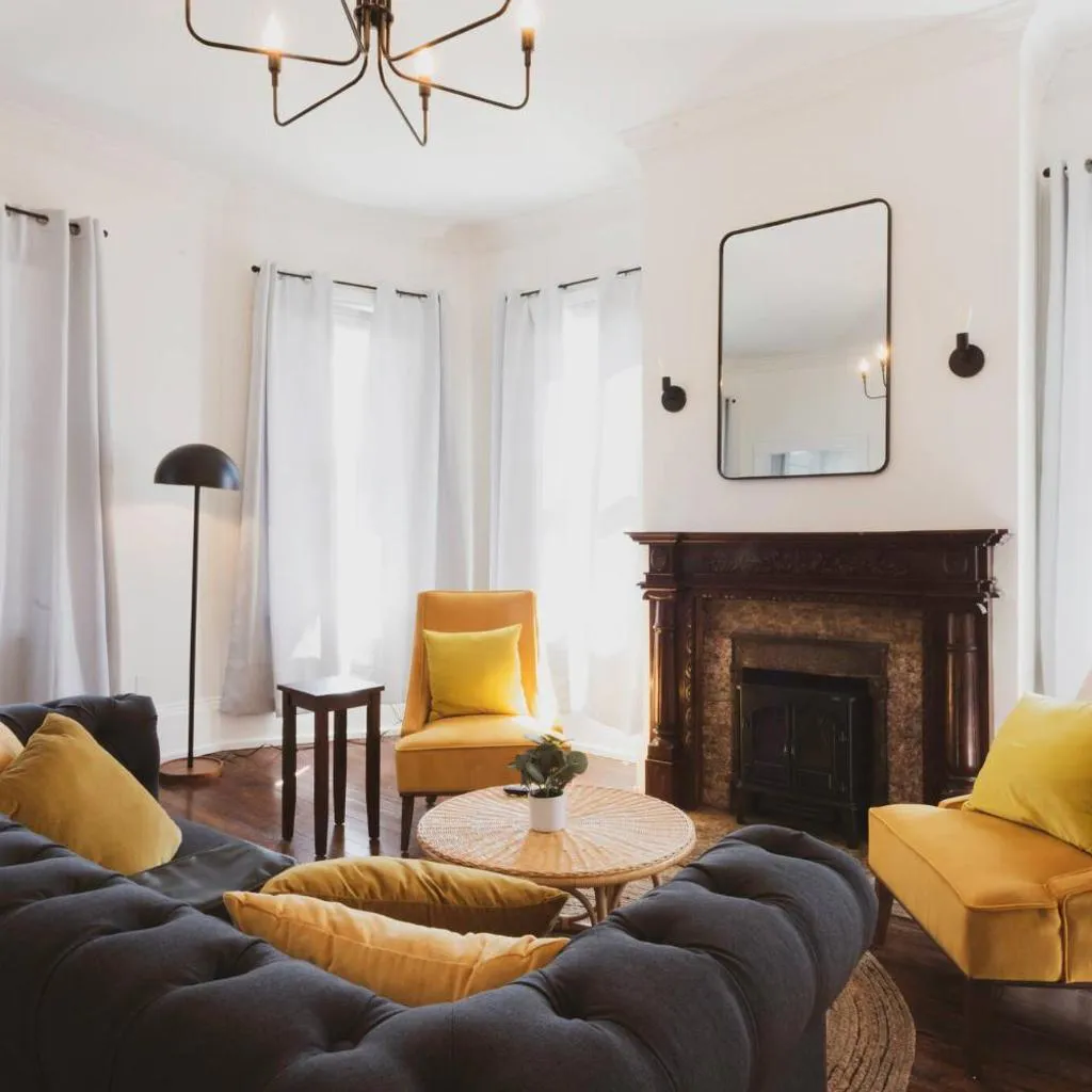 Photograph of 3-Bedroom with Balcony Walk to Forsyth Park