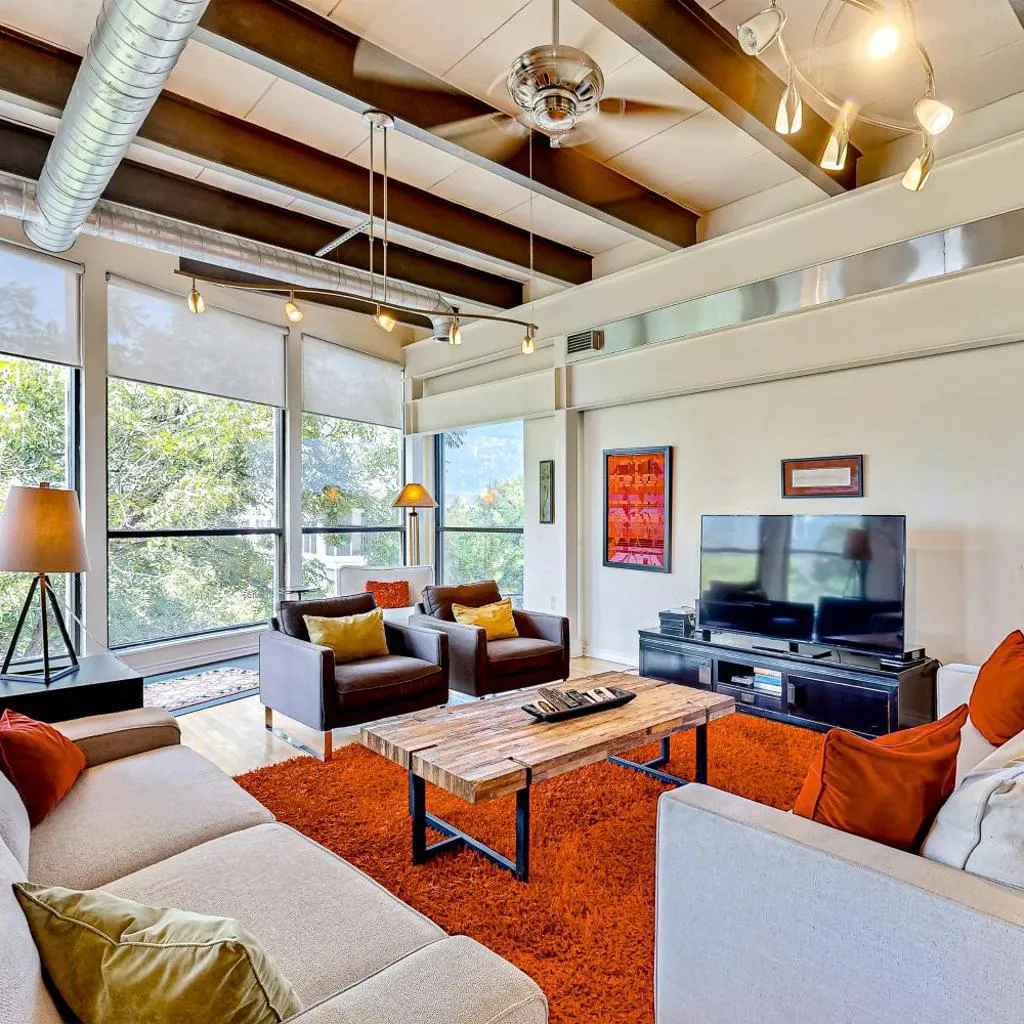 Photograph of Encinal Condominiums 301