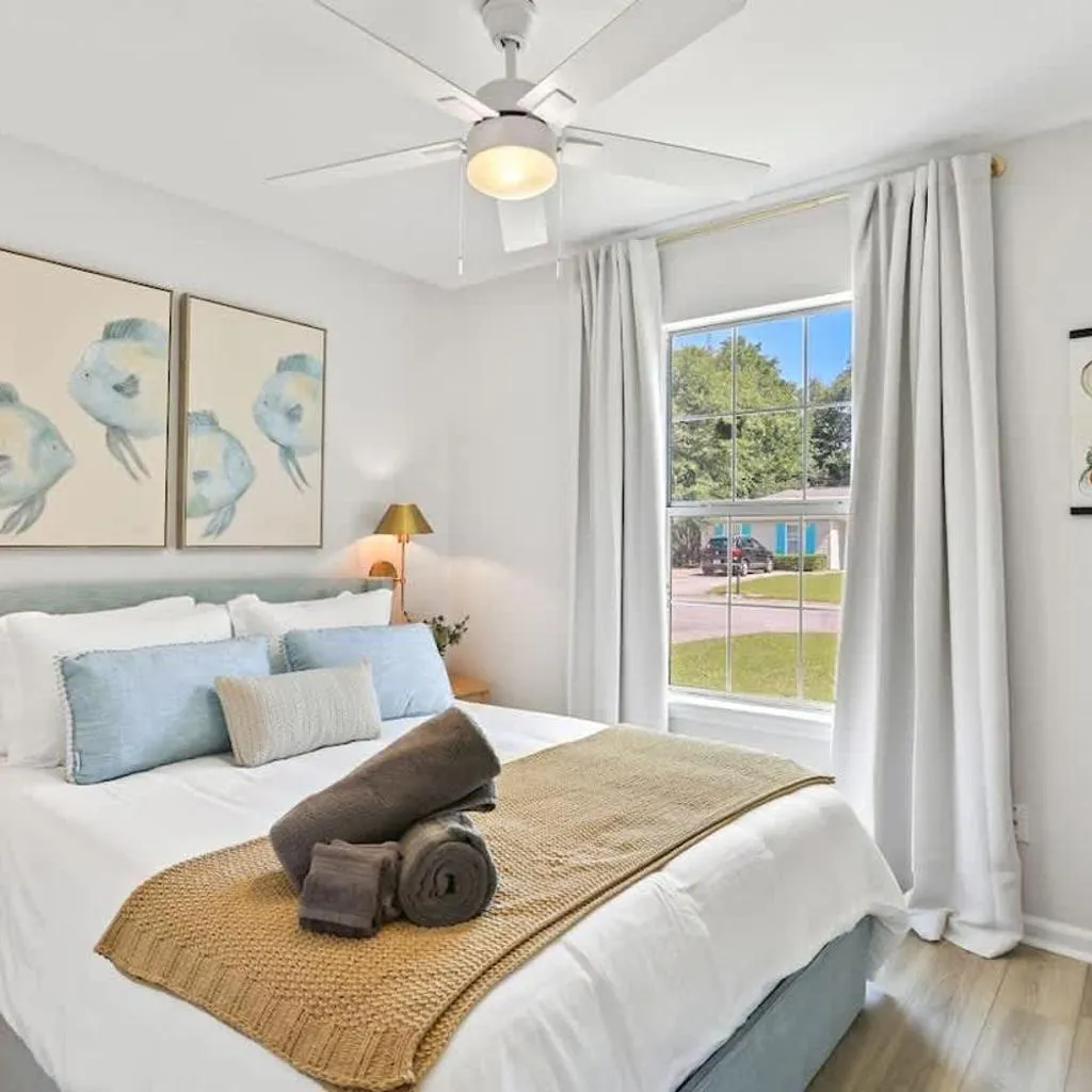 Photograph of Coastal Comfort - 15 min to Beach 10 min to City