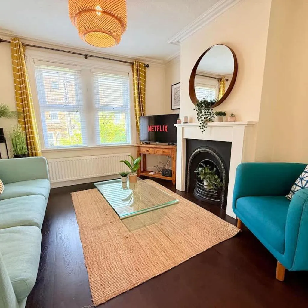 Photograph of The Avenue - Sleeps 9 -Close2City - Free Parking
