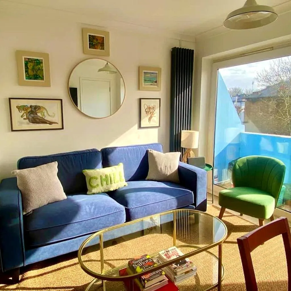 Photograph of Modern 2-Bed Apartment with Off-Street Parking in Chiswick