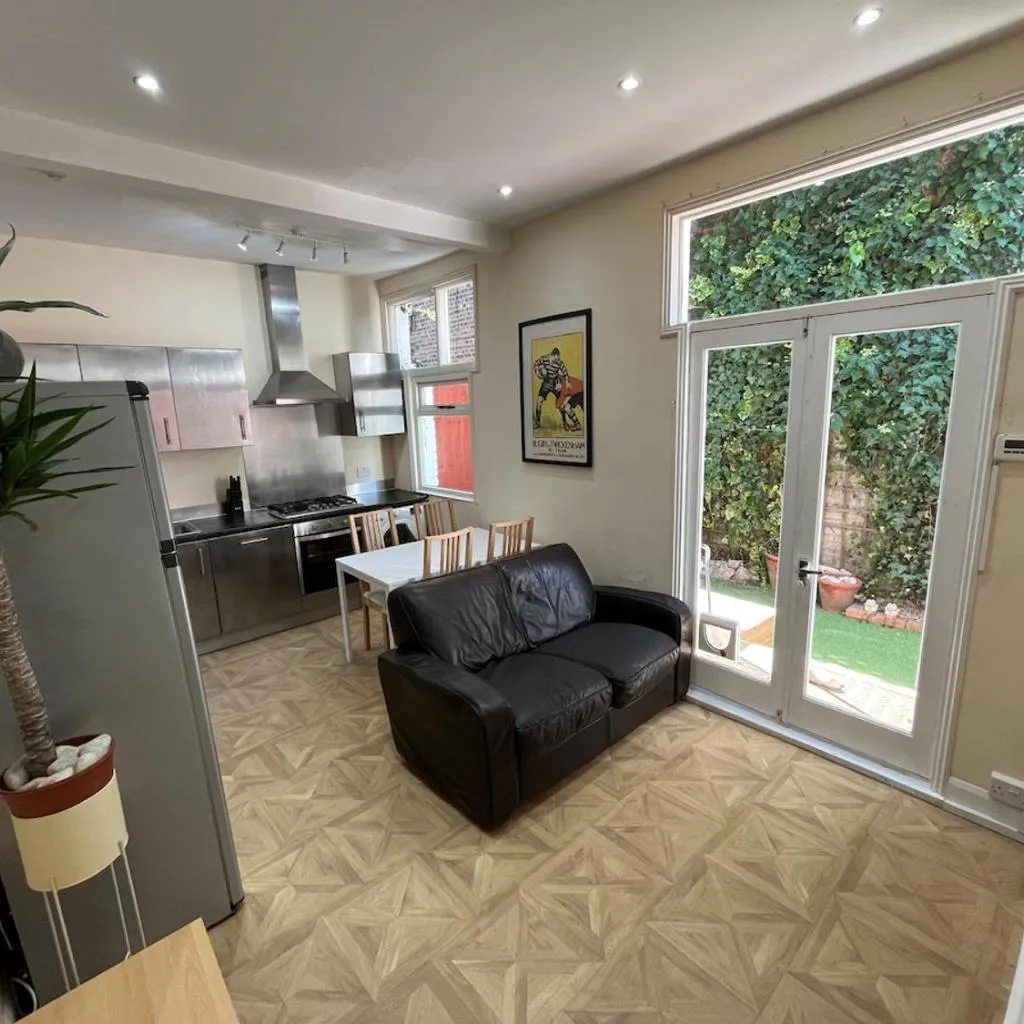 Photograph of Spacious 4 bedroom flat in a desirable location