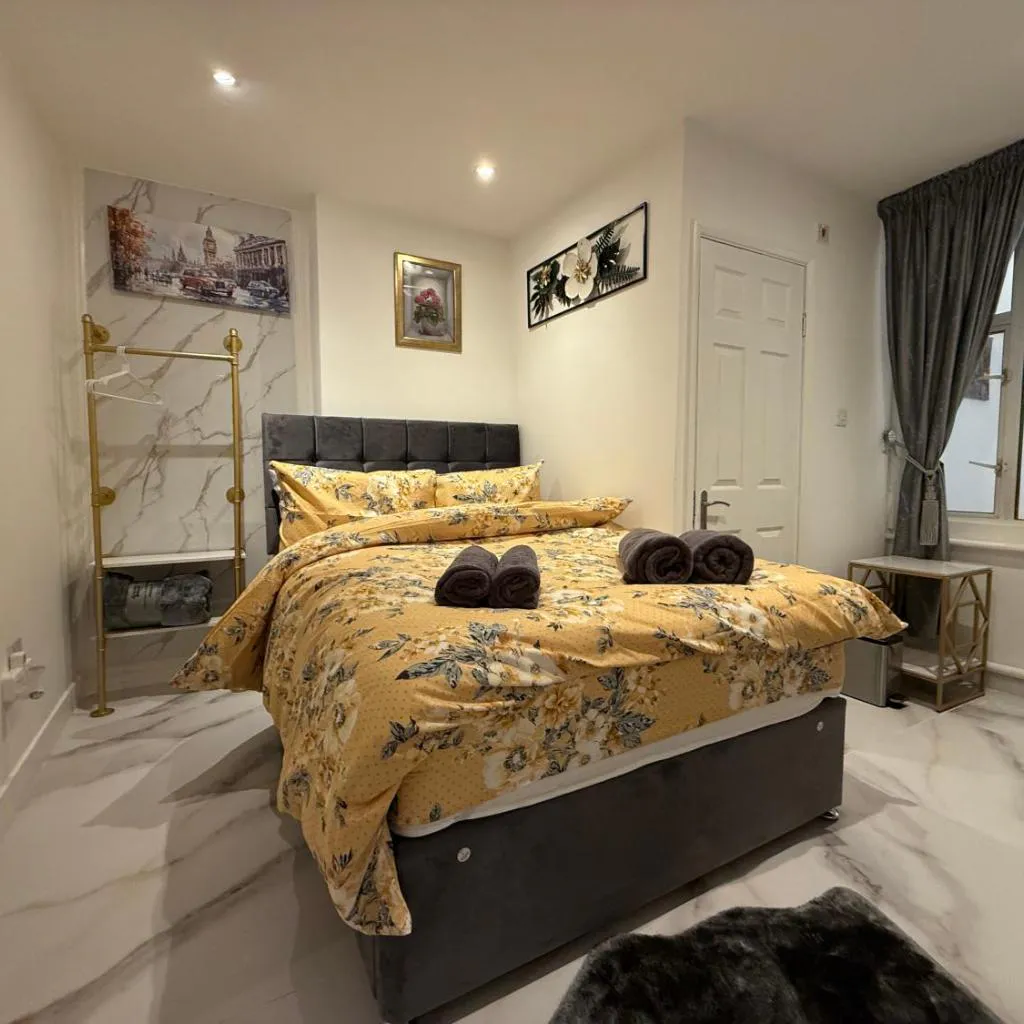 Photograph of Luxury Studio in Victoria, 7 minutes walk to Victoria Station, Room 2
