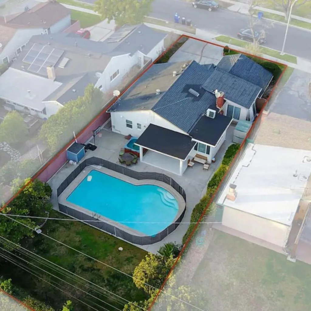 Photograph of Hollywood Dream pool home & king beds