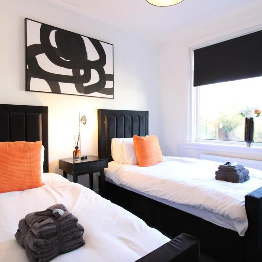 Photograph of Deluxe 3 Bed, Sleeps 8, Free Parking, Edinurgh