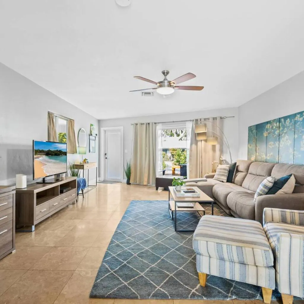 Photograph of 2 bed, steps from Wilton Drive, BBQ, fire pit