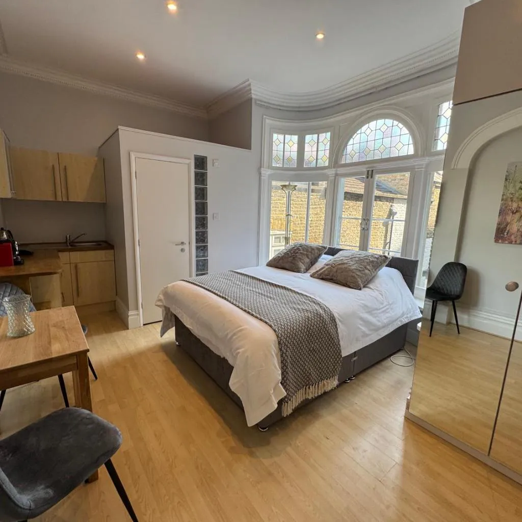 Photograph of Centrally located studio flat in SW1