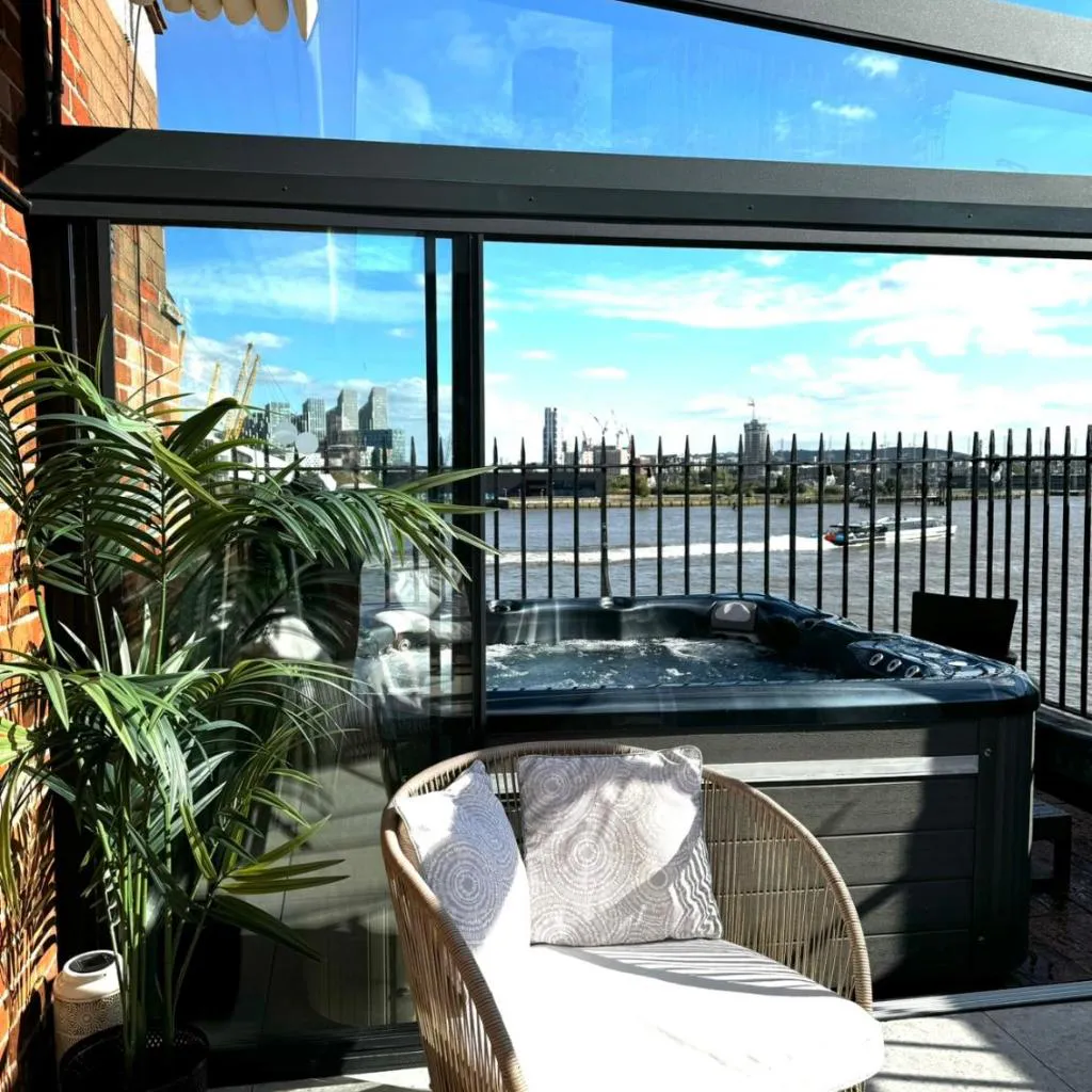 Photograph of 3 x Bedroom Riverside Flat with HOT TUB on Roof Terrace