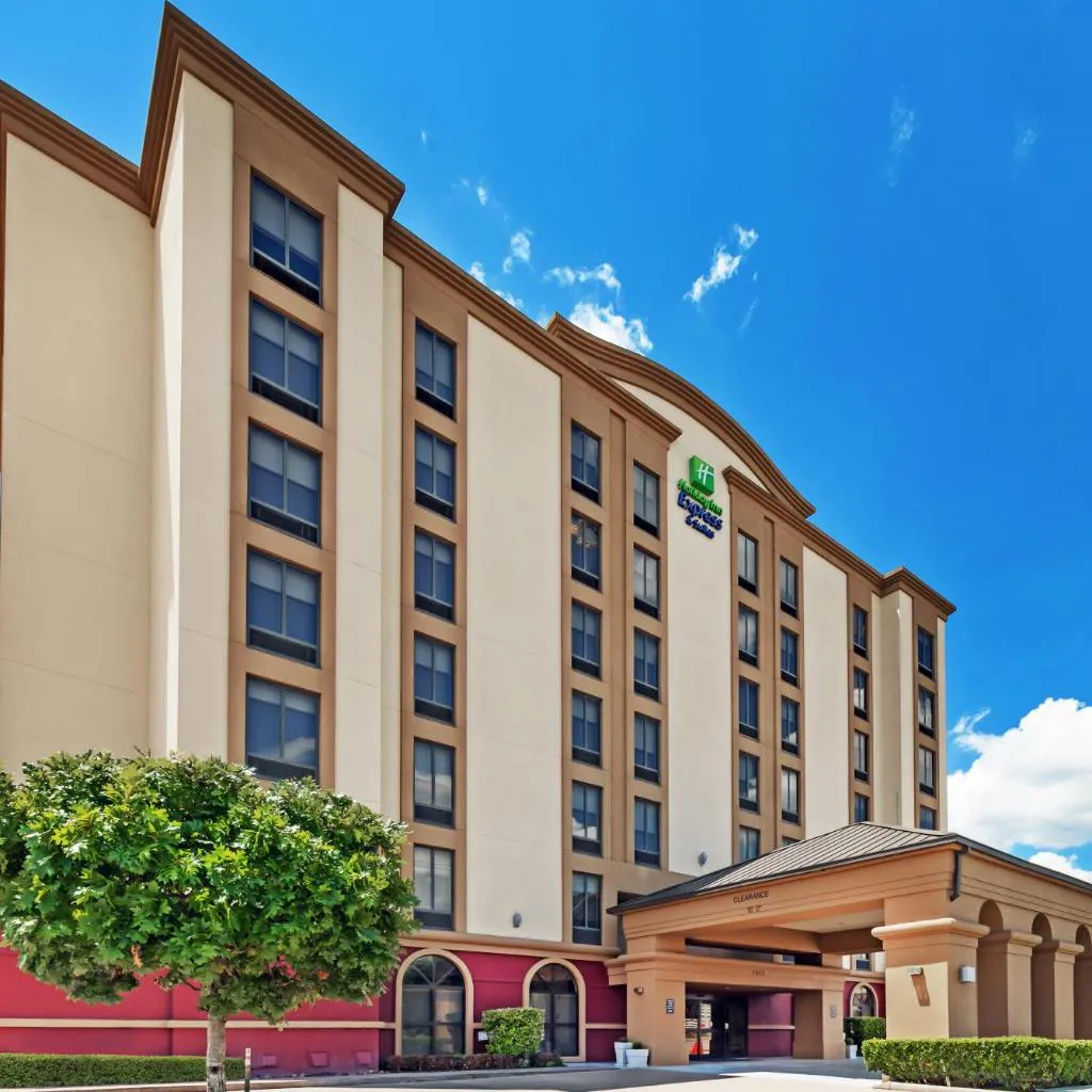 Photograph of Holiday Inn Express & Suites Houston - Memorial Park Area by IHG