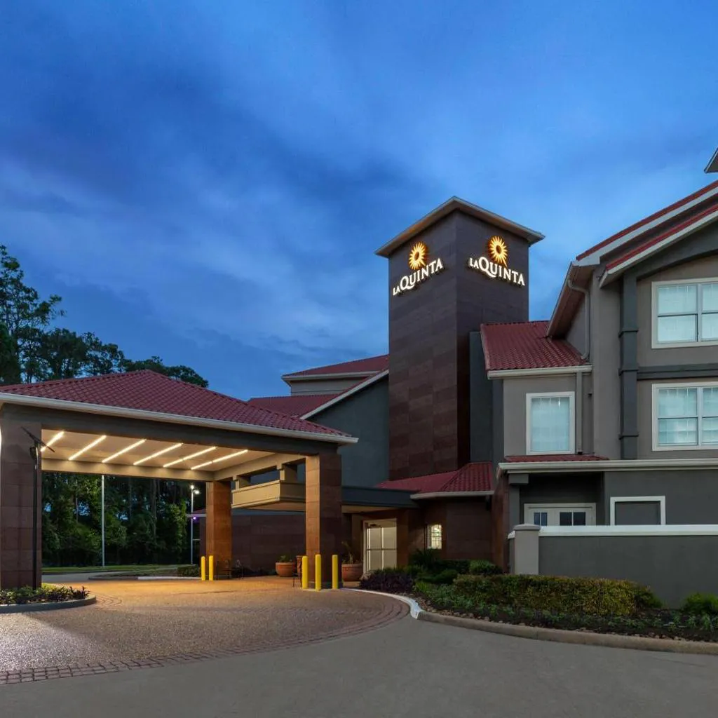 Photograph of La Quinta Inn & Suites by Wyndham Houston Bush IAH South