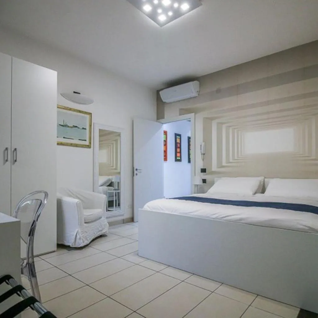Photograph of Tamb&B2 Superior Double Room with Private Bathroom - Camera Matrimoniale Superior con bagno privato