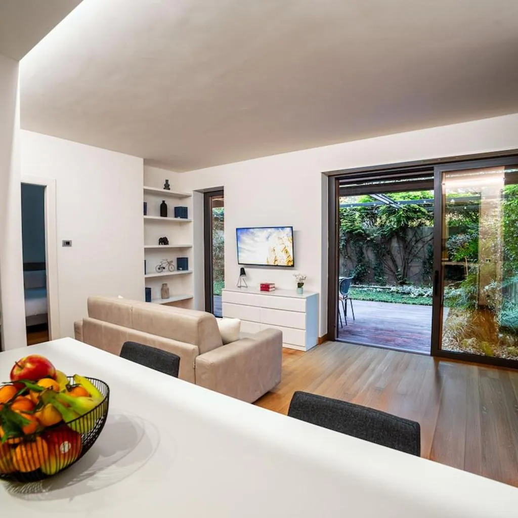 Photograph of One-bedroom Apartment Unit G with Garden