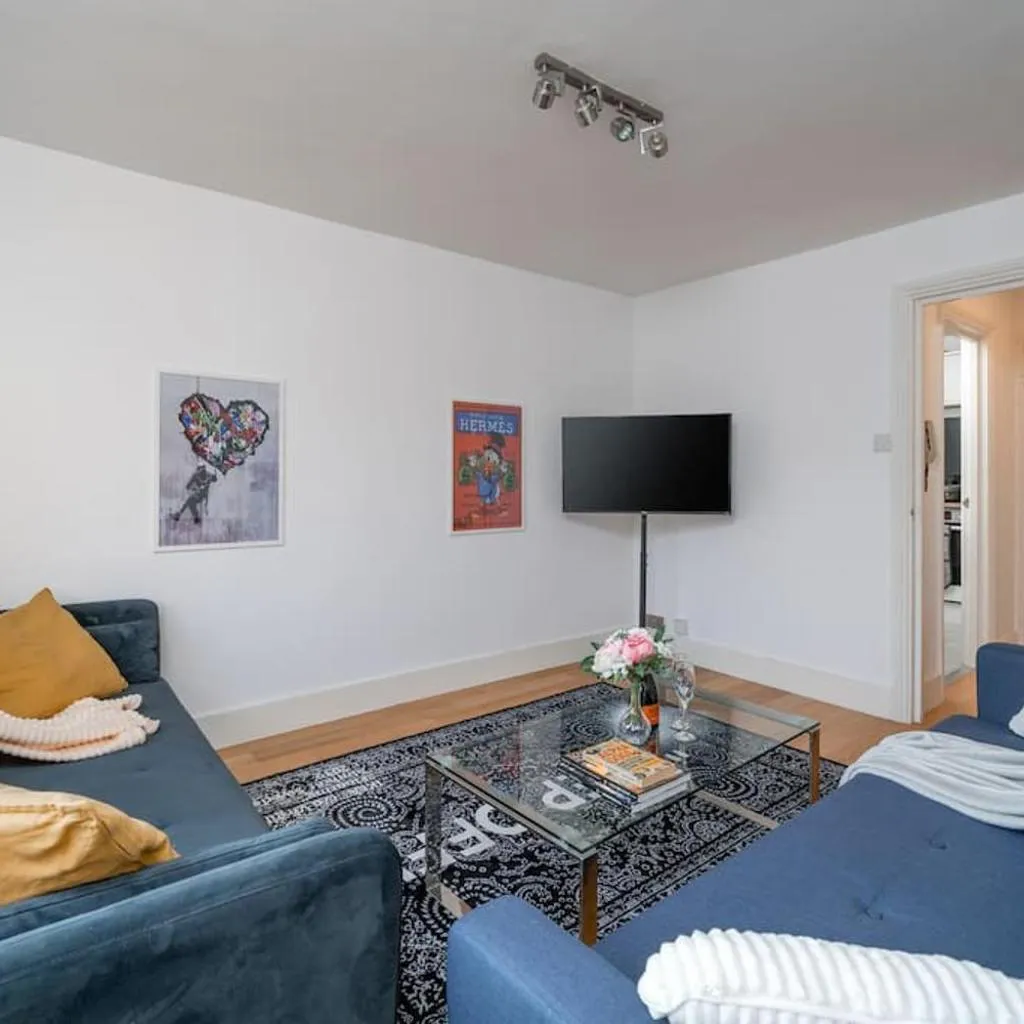 Photograph of New 4BD Stylish Apartment with Amazing Transport